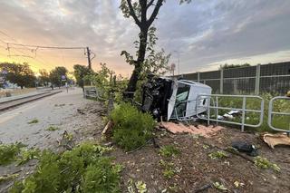 Wypadek na DTŚ. Samochód dostawczy wypadł z drogi. Jedna osoba poszkodowana