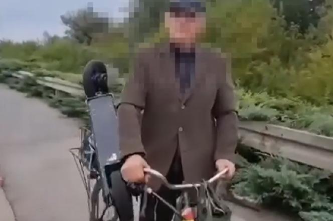 Senior wiózł hulajnogę miejską rowerem! Nagranie podbija sieć