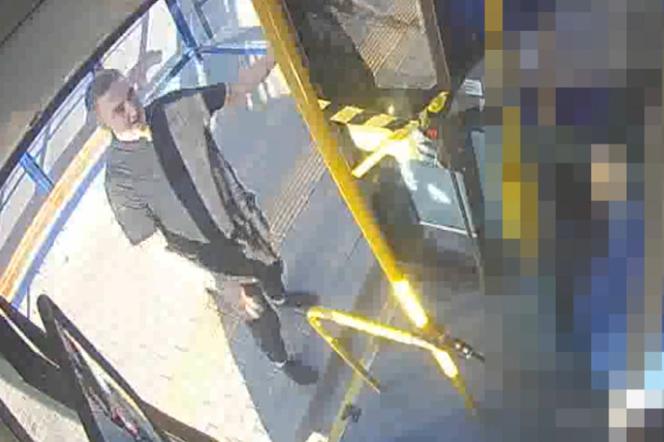 Brutalny atak z miejskim autobusie! Policja z Bydgoszczy szuka agresora