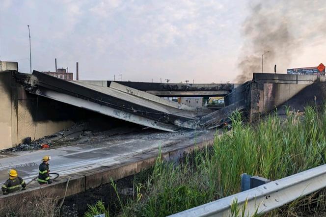 USA. W Filadelfii z powodu pożaru cysterny zawalił się wiadukt nad ważną autostradą [ZDJĘCIA]