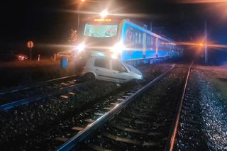 66-latka pomyliła tory z drogą i wjechała pod pociąg. Pasażer spał, gdy doszło do tragedii