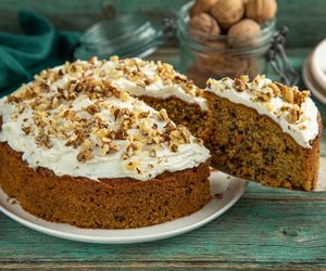 Ciasto z orzechami włoskimi. Ekspresowy słodki wypiek na każdą okazję