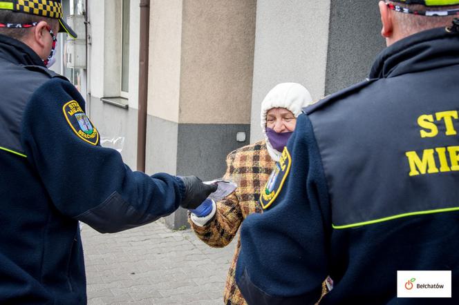 Obowiązkowe maseczki. Kto może liczyć na darmową maseczkę? Dziesiątki tysięcy zamówiły samorządy