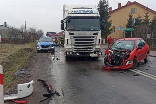 Łódzkie: 23-latka WJECHAŁA PROSTO W TIR-a. Nie ustąpiła pierwszeństwa. Oto skutek... [FOTO]