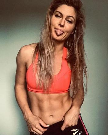 Martyna Grajber w łóżku z pucharem