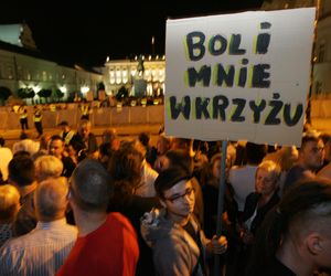 Demonstracja przeciwników pozostawania krzyża pod Pałacem