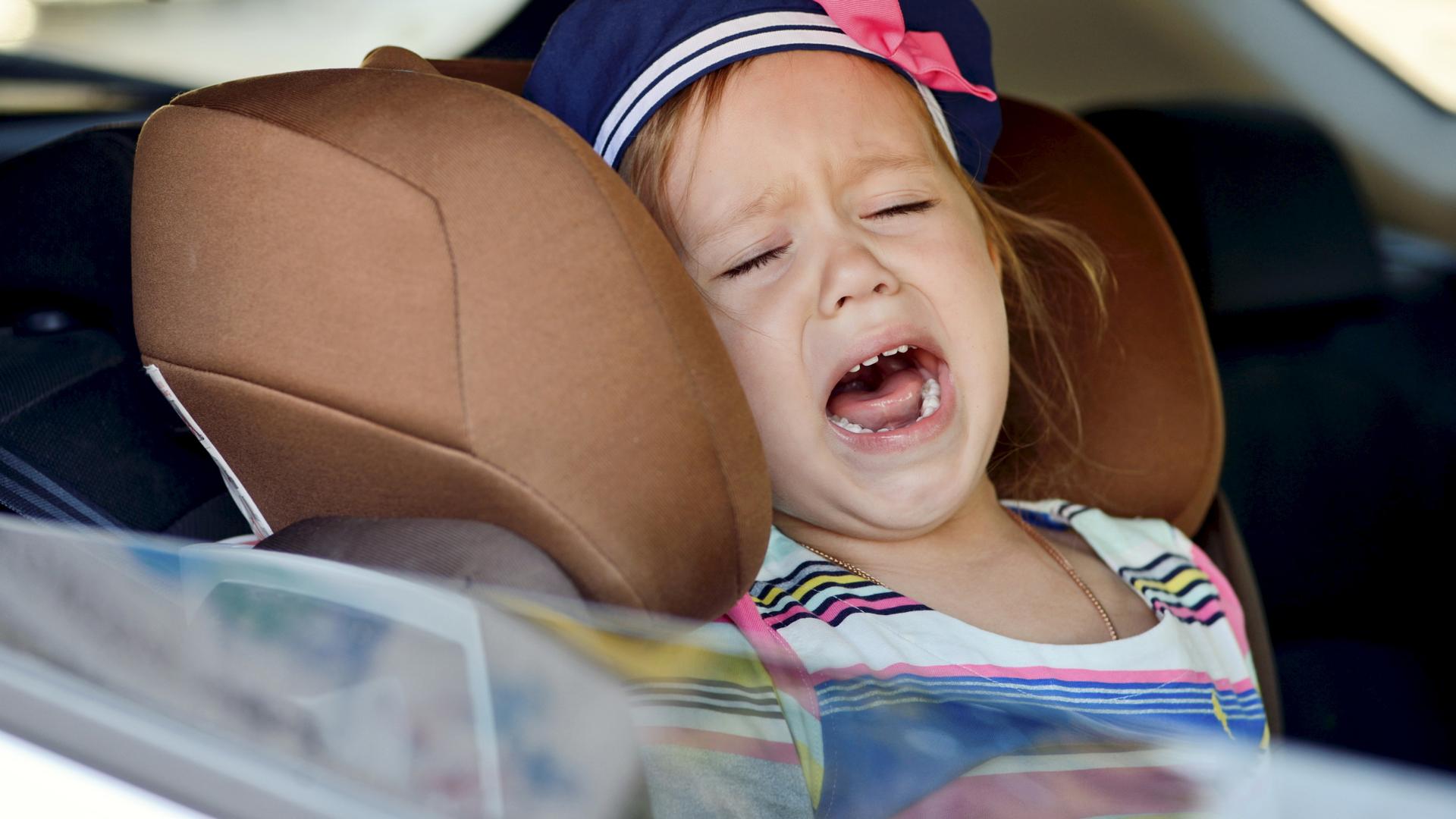 Ребенку год укачивает в машине. Ребенок плачет в автокресле. Машина для детей. Ребенок плачет в машине. Ребенка укачивает в машине.