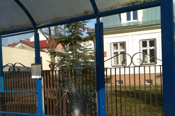 Pijany obcokrajowiec zdemolował przystanek autobusowy w Skawinie
