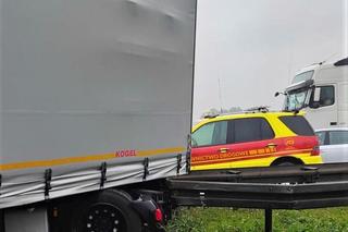 Zderzenie dwóch tirów na AOW. Naczepa stanęła w poprzek drogi