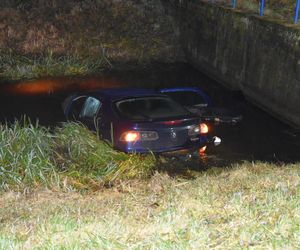 Renault w kanale, kierowca z mandatem. Groźnie wyglądało, skończyło się mokro