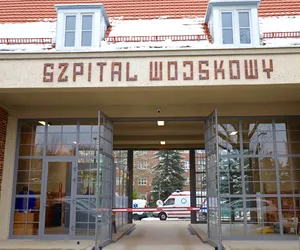 Historyczna brama 109. Szpitala Wojskowego w Szczecinie odzyskała dawny blask