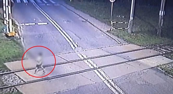 Mikołów: Policjanci w ostatniej chwili uratowali 6-latka. Chłopiec bawił się na torach 