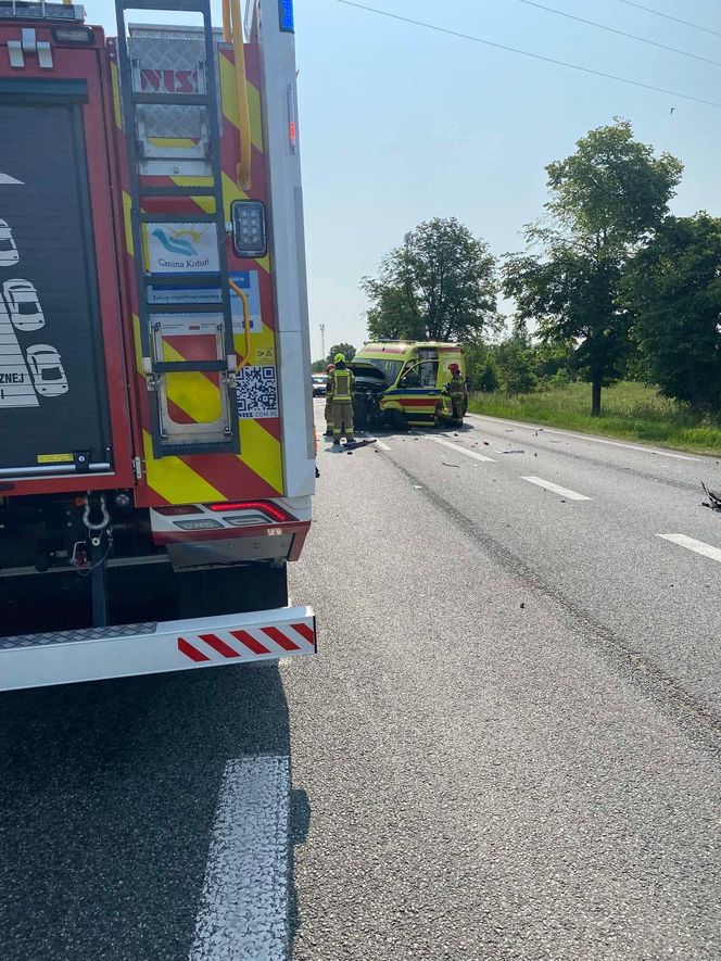 Zderzenie trzech pojazdów w Starym Opolu. Dwie osoby trafiły do szpitala