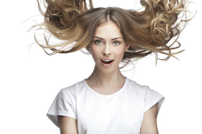 PIELĘGNACJA WŁOSÓW: jak zregenerować włosy po zimie?