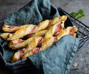 Zakręcona przekąska, którą pokochają goście. Ser, boczek i ogniste japaleno