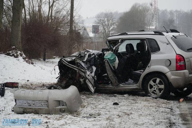 Tragiczny wypadek na DK 63. Hyundai zderzył się czołowo z ciężarówką. Kierowca osobówki zginął na miejscu