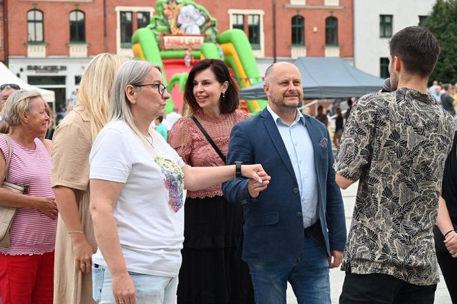 Ruda Śląska tańczy jak dawniej. Międzypokoleniowa potańcówka na rynku porwała tłumy
