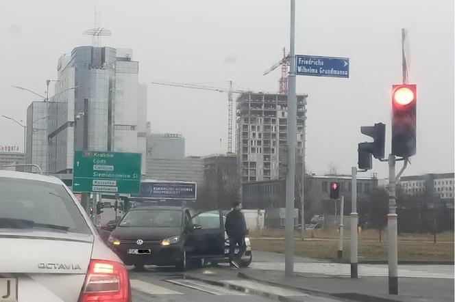 Wypadek w Katowicach na skrzyżowaniu Chorzowskiej i Grundmanna