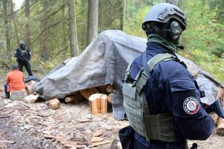 Bimbru na Podlasiu nie będzie! Uzbrojeni funkcjonariusze KAS zlikwidowali gigantyczną leśną bimbrownię [ZDJĘCIA, WIDEO]