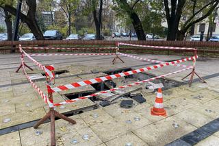 Uszkodzona fontanna na placu Axentowicza