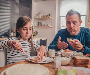 Wspólne posiłki wzmacniają odporność psychiczną dziecka. Już jeden w tygodniu przynosi ogromne korzyści