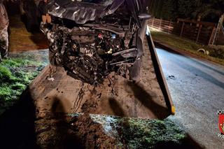 Samochód przebił ścianę domu, cegły pospały się na biurko