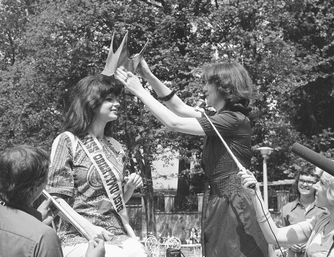 Przyznanie Elżbiecie Dmoch tytułu "Miss Obiektywu" na XIV Krajowym Festiwalu Piosenki Polskiej w Opolu, 1976