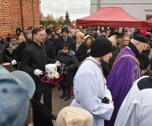 Tłumy żegnały młodego burmistrza i jego ojca