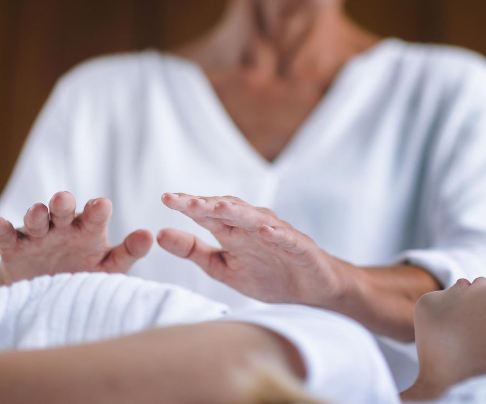 Biorezonans, wlewy witaminowe, a nawet zdalne terapie. Prawie połowa Polaków wierzy, że rząd i big pharma ukrywają lek na raka