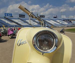 Osy kręciły kółka na stadionie żużlowym w Lesznie. Ogólnopolski zlot skuterów Osa Osieczna-Leszno 