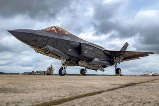 Brytyjski F-35B, który utknął w Indiach lokalną atrakcją. Co z jego bezpieczeństwem?