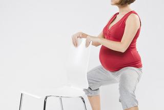 Ćwiczenia w ciąży na krześle: zobacz, jak ćwiczyć [GALERIA ZDJĘĆ]