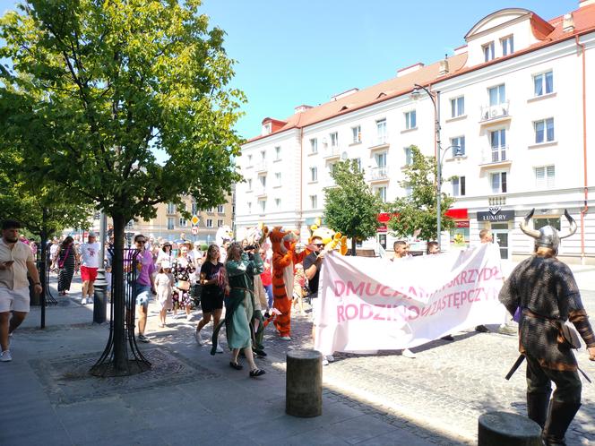 Chcieli podkreślić potrzebę swoich działań. Ulicami Białegostoku przeszedł Marsz Rodzin Zastępczych