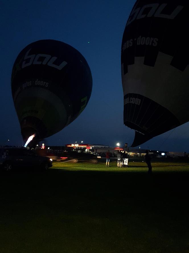 ​Nocny pokaz balonów na lotnisku w Lesznie. Wiatr był za mocny