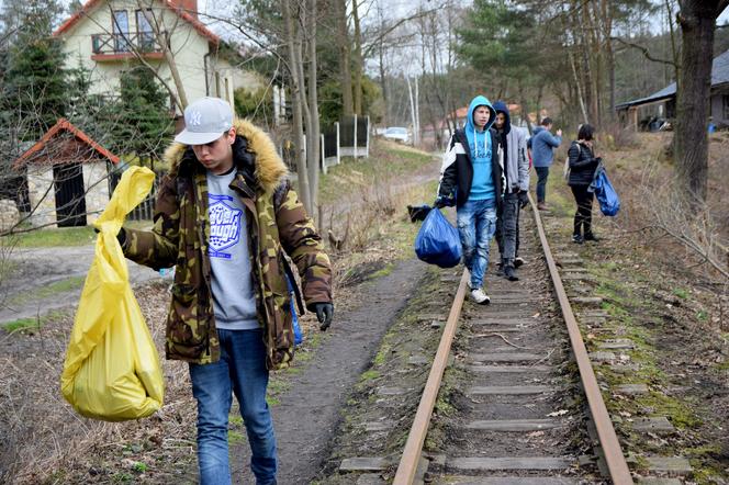 Uczniowie z ZSZ nr 3 w Starachowicach posprzątali teren przy trasie wąskotorówki. Pomógł im Starosta