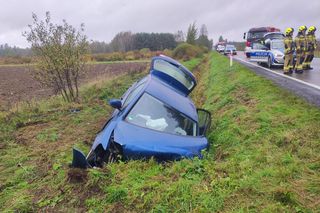 Volkswagen z trójką nastolatków roztrzaskał się na Powiślu Dąbrowskim. Dwie osoby były nietrzeźwe