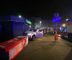 Wypadek w Toruniu. Samochód wjechał w kiosk
