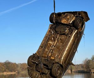 Wypadek we Wrocławiu. Auto wjechało do Odry. Wyciągnięto je po 3 miesiącach [ZDJĘCIA].