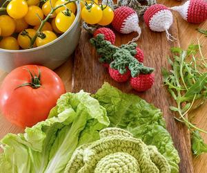 Owoce, warzywa, gotowe dania zrobione na szydelku