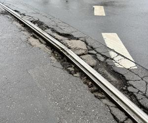 Dziury na torowisku w centrum Wrocławia. Mieszkania trzęsą się w posadach 