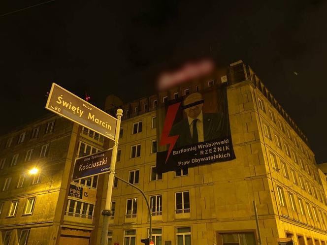 Baner z posłem PiS w centrum Poznania. Rzeźnik Praw Obywatelskich