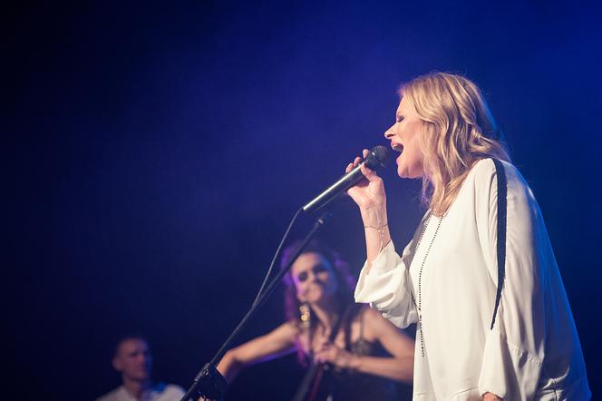 JOANNA DUDKOWSKA FEAT. KOVA & GWIAZDY POLSKIEJ ESTRADY – Music and Visual Experience w poznańskiej Auli Artis 