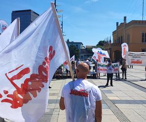 Protest pracowników PKP Cargo we Wrocławiu. Pracę ma stracić prawie 400 osób 