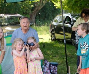 M jak miłość odc. 1828. Józef Modry (Stefan Friedmann), bliźniaczki Emilka, Zuzia (Julia, Marcelina Kempka), Lenka (Olga Cybińska), Misiek (Aleksander Bożyk)