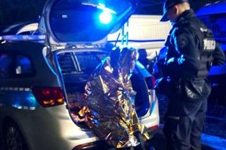 Wpadł bagno niemal po szyję. ratowali go policjanci