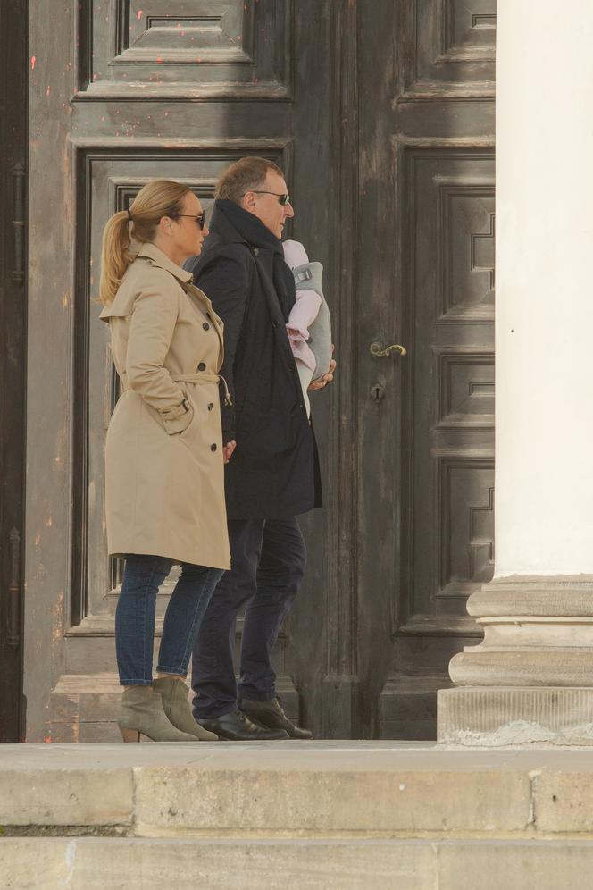 Joanna i Jacek Kurscy na rodzinnym spacerze w warszawskich Łazienkach Królewskich