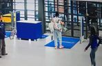 Ukradła i schowała się przed policją za drzewem