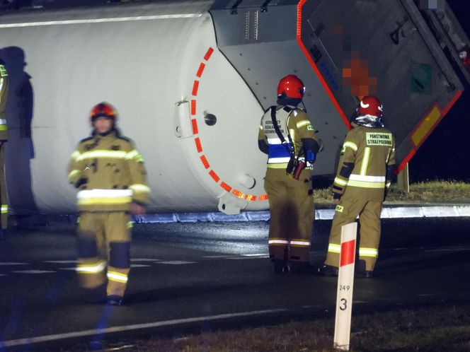 Przewalona cysterna z azotem w Skuszewie.