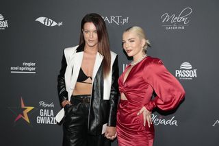 Biła się w FAME MMA, teraz planuje swój ślub z ukochaną. Karolina Brzuszczyńska i Agnieszka Skrzeczkowska opublikowały wideo 