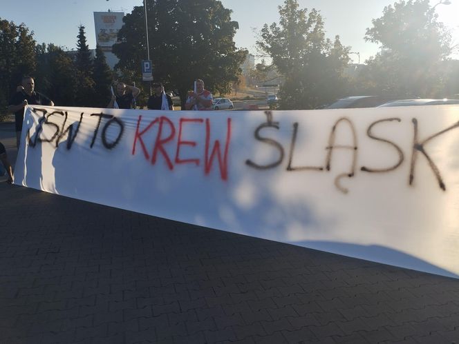 Protest górników w Jastrzębiu-Zdroju. Blokują kluczowe rondo i główne drogi